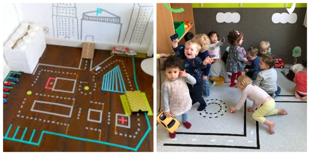 Links een speelgoedstad met wegen en gebouwen, rechts een groep kleine kinderen speelt op de grond.