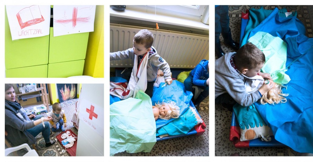 Kinderen spelen 'doktertje' met poppen en doktersmateriaal in een klasomgeving.