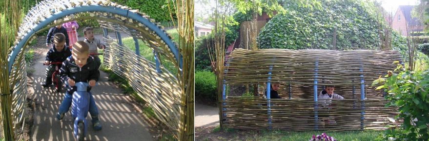 Kinderen spelen in een speelruimte met een weelderige tunnel en een hut van takken.