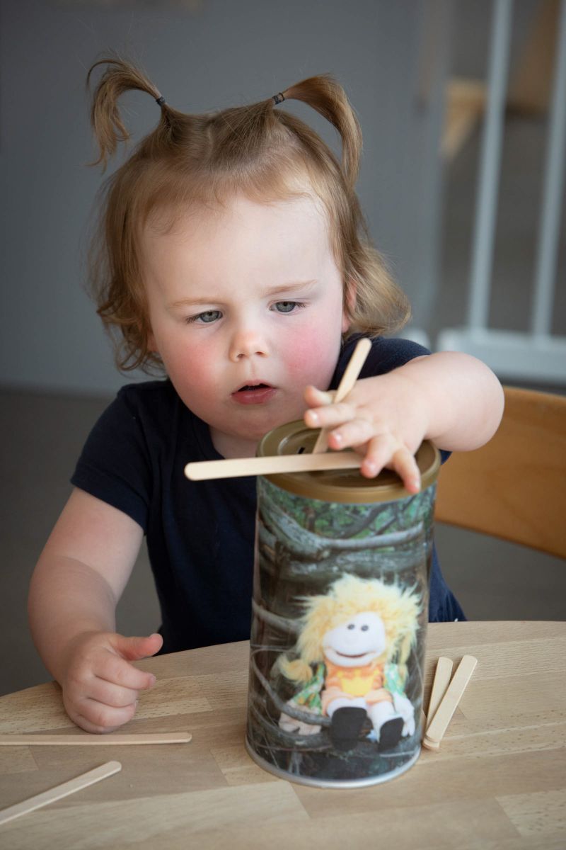 Een vrouw en een meisje luisteren samen met een blikken telefoon.